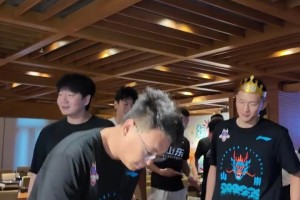 足球直播在线观看免费观看-陈林坚32岁生日首秀，山东男篮全队送上祝福